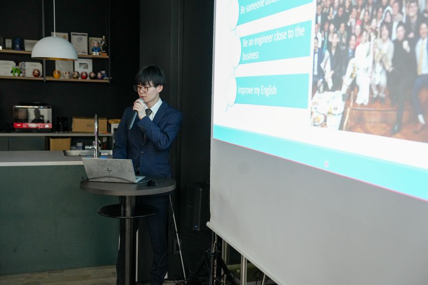 新入社員による自己紹介